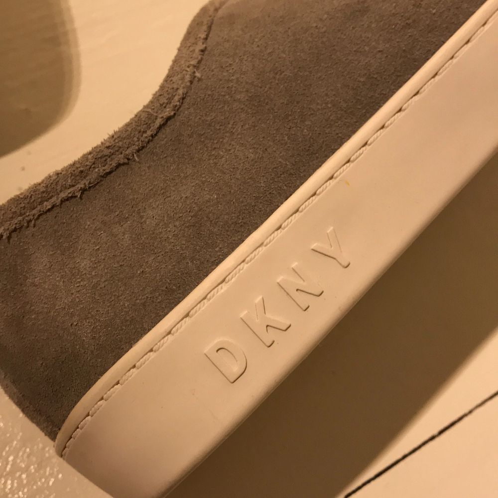 DKNY sneackers i mycket fint skick.  Leather upper, EU 37,5 UK 4,5 upplevs som något små i storlek. . Skor.