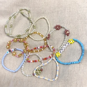Pärlarmband  - Vi är tre tjejer som gör egna armband, halsband och ringar av pärlor. Kontakta oss gärna om du är intresserad😊.                  Vi kan mötas upp i Gävle eller frakta (12kr)📦