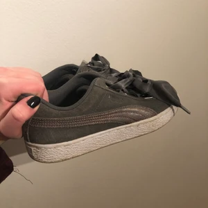 Puma sneakers  - Ett par superfina Puma skor. Använda ganska mycket men är ändå i bra skick. Skriv gärna för mer info! 