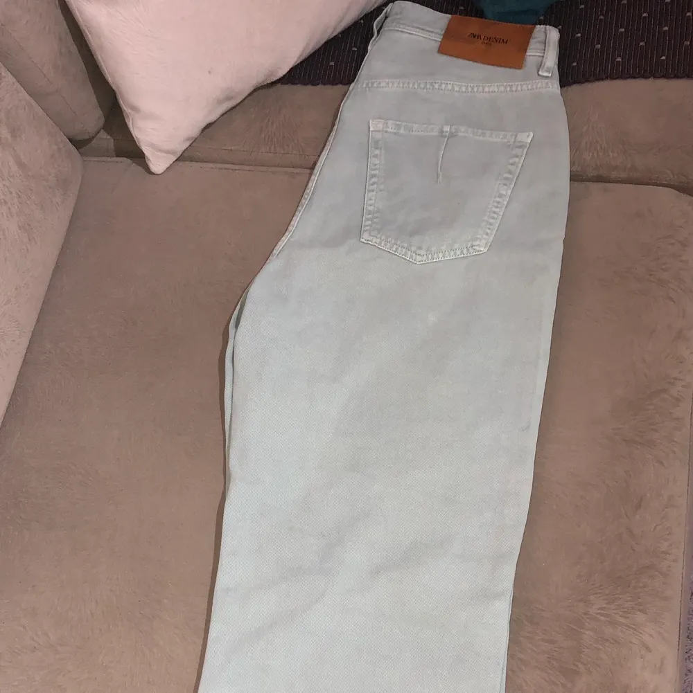 Raka, långa, havsgröna zara jeans i storlek 40. Helt oanvända då de va för små för mig. Köptes för 399. Mötas i Borås, annars står köparen för frantkostnaden.. Jeans & Byxor.