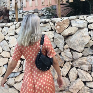 Unlimit väska i modellen Emily - Väska i jättefint skick från danska märket Unlimit. I modellen Emily som är mellan-storleken. Köpt för 1700kr och sparsamt använd.