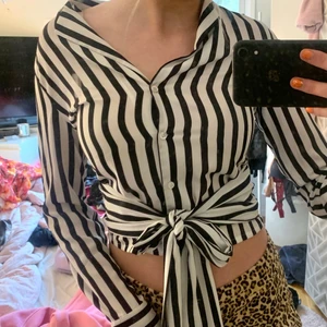 Randig skjorta - Riktigt fin randig skjorta ish med snören som man knyter. Används aldrig längre dock. Enkel men skitsnygg!(Pris går att diskuteras)köparen står för frakten❤️