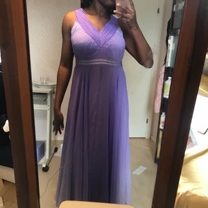 Lila balklänning - En superfin lila balklänning/aftonklänning köpt från Bonprix. Hellängd, når vristerna. Endast använt ett fåtal gånger. Kan mötas upp i Gbg eller skickas men då står mottagaren för frakt.