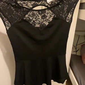 Topp  - Den är ganska fin till sommaren och den har en liten öppning där bak i ryggen som är jätte fin 