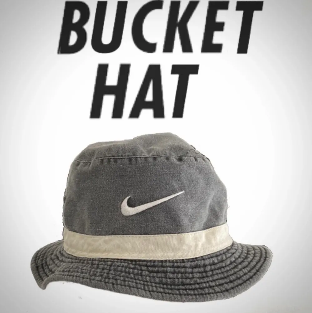 Äkta Vintage Nike Bucket Hat in bra skick. Skriv för mer bilder/frågor.. Accessoarer.