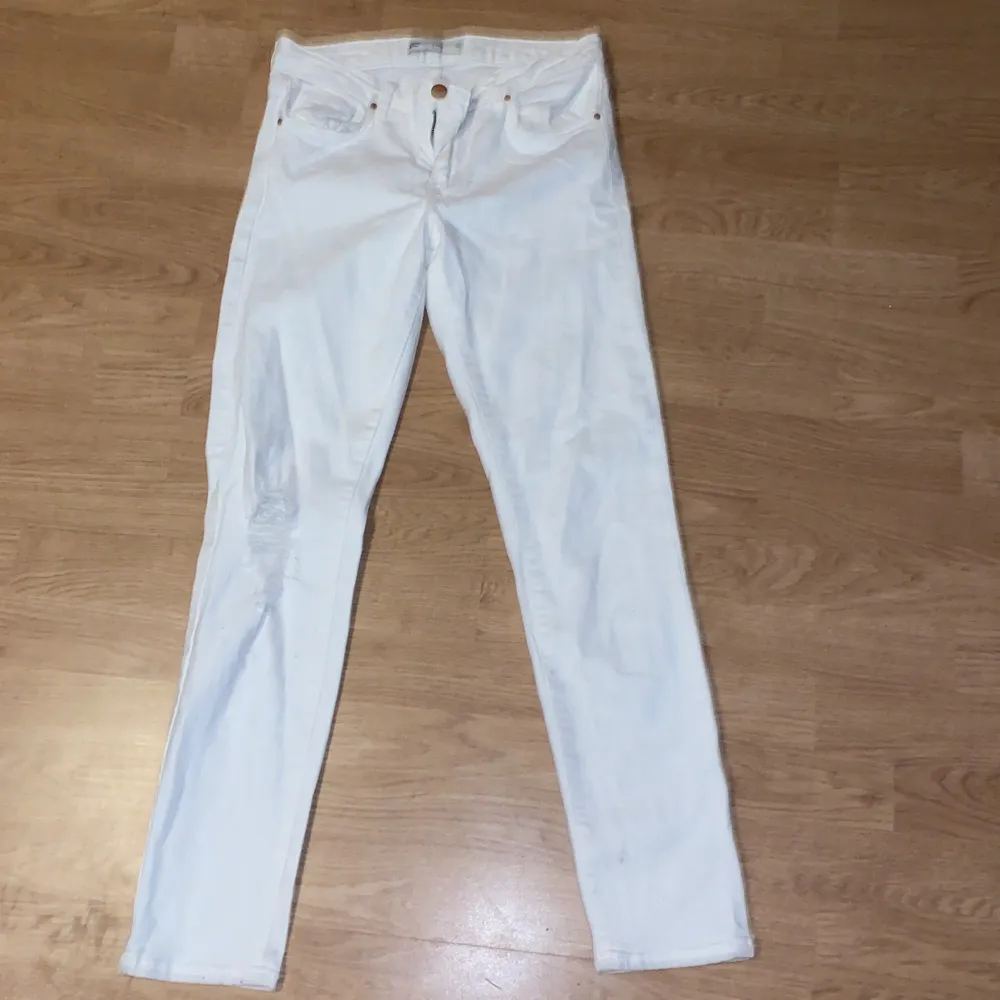 Vita jeans från Gina tricot med hål på ena knät. Använda fåtal gånger och i mycket bra skick. . Jeans & Byxor.