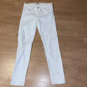 Vita jeans från Gina tricot med hål på ena knät. Använda fåtal gånger och i mycket bra skick. 