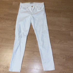 Gina tricot jeans  - Vita jeans från Gina tricot med hål på ena knät. Använda fåtal gånger och i mycket bra skick. 