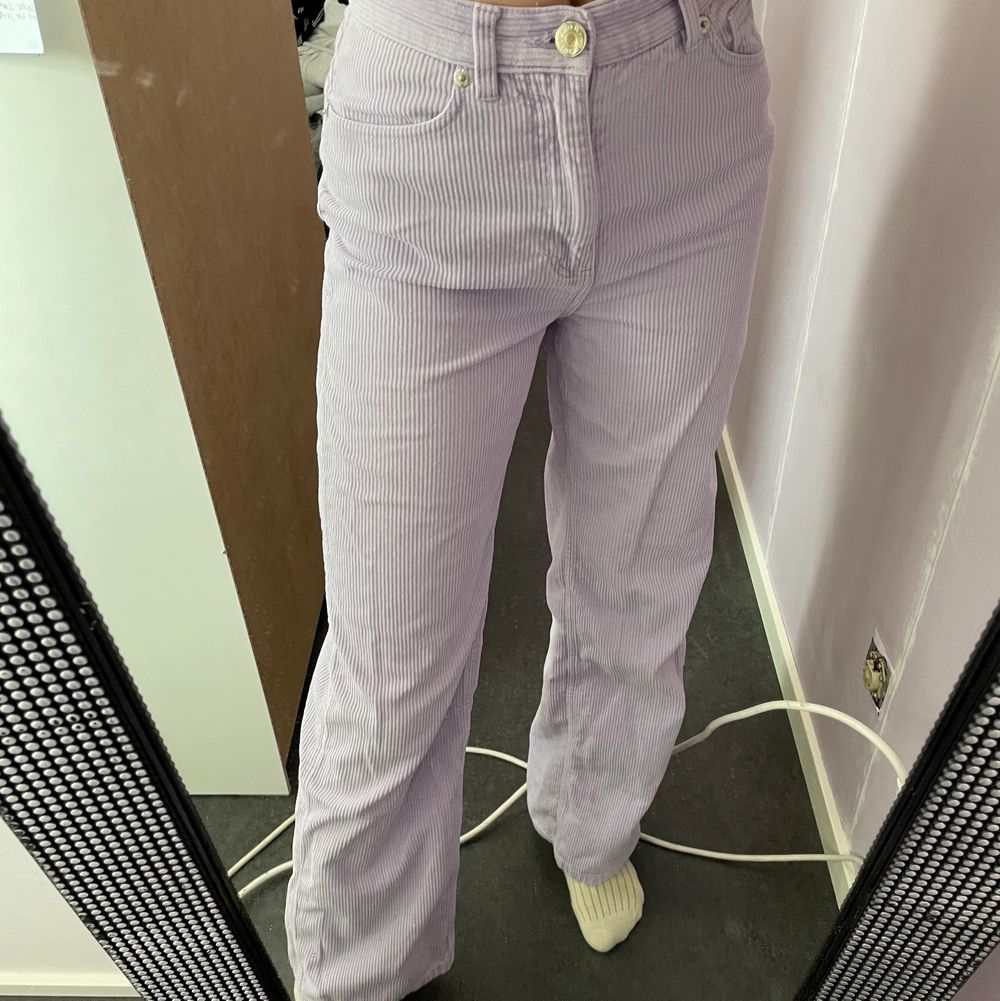 TvĂ„ par Monki Manchester byxor/jeans i lila o beige/vit som inte kommer till anvĂ€ndning lĂ€ngre! Passar 150-170 cm skulle jag sĂ€gaâșïžBĂ„da Ă€r i storlek 32â€ïžBĂ„da Ă€r i bra kvalitet! Dock har de vita nĂ„gon konstig flĂ€ck men tvĂ€ttar igen innan jag fraktar!â€ïžKöptes för 350kr/st! UtsĂ„ldađ„°. Jeans & Byxor.