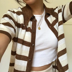 Randig tenniströja - Randig tenniströja/ topp som är randig (brun, beige, vit) Köp direkt för 400. Glöm inte följa min insta- cornelia.secondhand