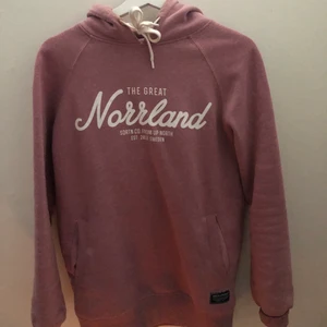 Norrland hoddie  - Säljer min norrland hoddie som har en fin rosa färg, fint stick, inga skador på tycket. Den har stolek XS men dom är stor i storleken och skulle kunna passa både tjejer och killar. Inköpt för 799kr så säljer den RUNT 500kr+frakt. behövs de fler bilder eller nått nu undrar så är det bara att skriva 