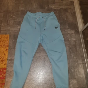 Nike tracksuit sweatpants. - Helt nya nike tracksuit mjukisar köpt 1000 kr säljer för 450 men pris kan diskuteras Äkta.