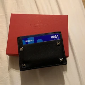 Fler bilder - Bilder på korthållare som redan finns på min sida. Praktisk och får plats med många kort mm. 1000, pris går att diskutera vid snabb affär 