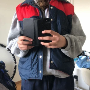 Vest - Skit snygg vest som är röd och mörkblå och som är i hyfsat bra skick, om det är många som vill ha den så kommer jag att ha budgivning. Jag vet dock inte storleken eftersom att det inte står men den passar nog alla eftersom att den är ganska stor