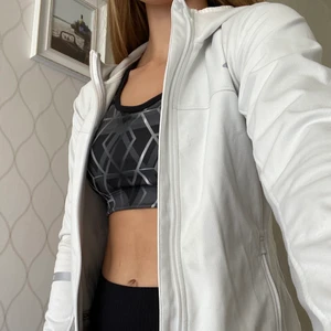 Vårjacka - Superfin vårjacka som har blivit för liten för mig :( kan även användas vid träning 💓