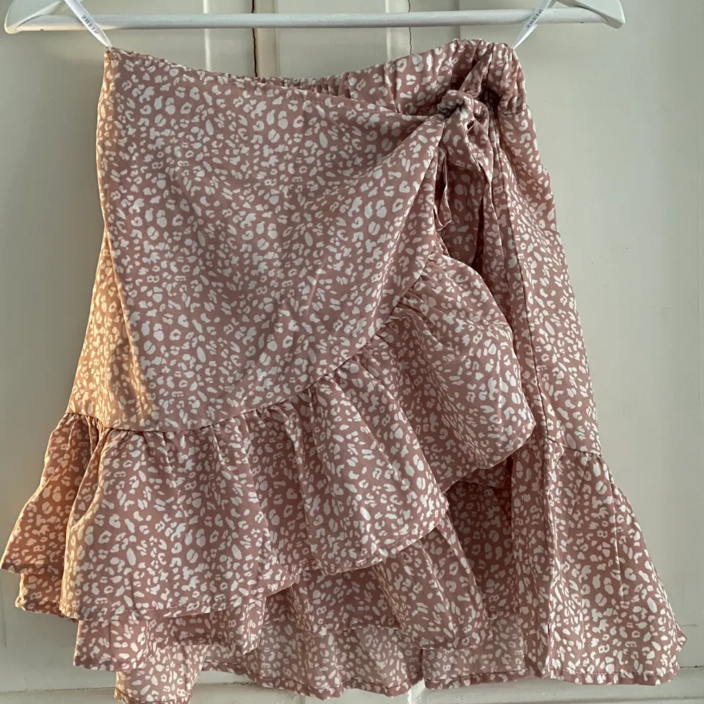 En kjol i storlek xs som aldrig är använd, säljer för 100kr. Betalas genom swish och den är fraktfri ☺️. Kjolar.
