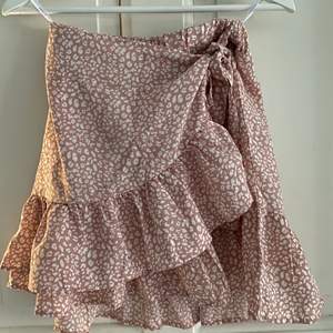 En kjol i storlek xs som aldrig är använd, säljer för 100kr. Betalas genom swish och den är fraktfri ☺️