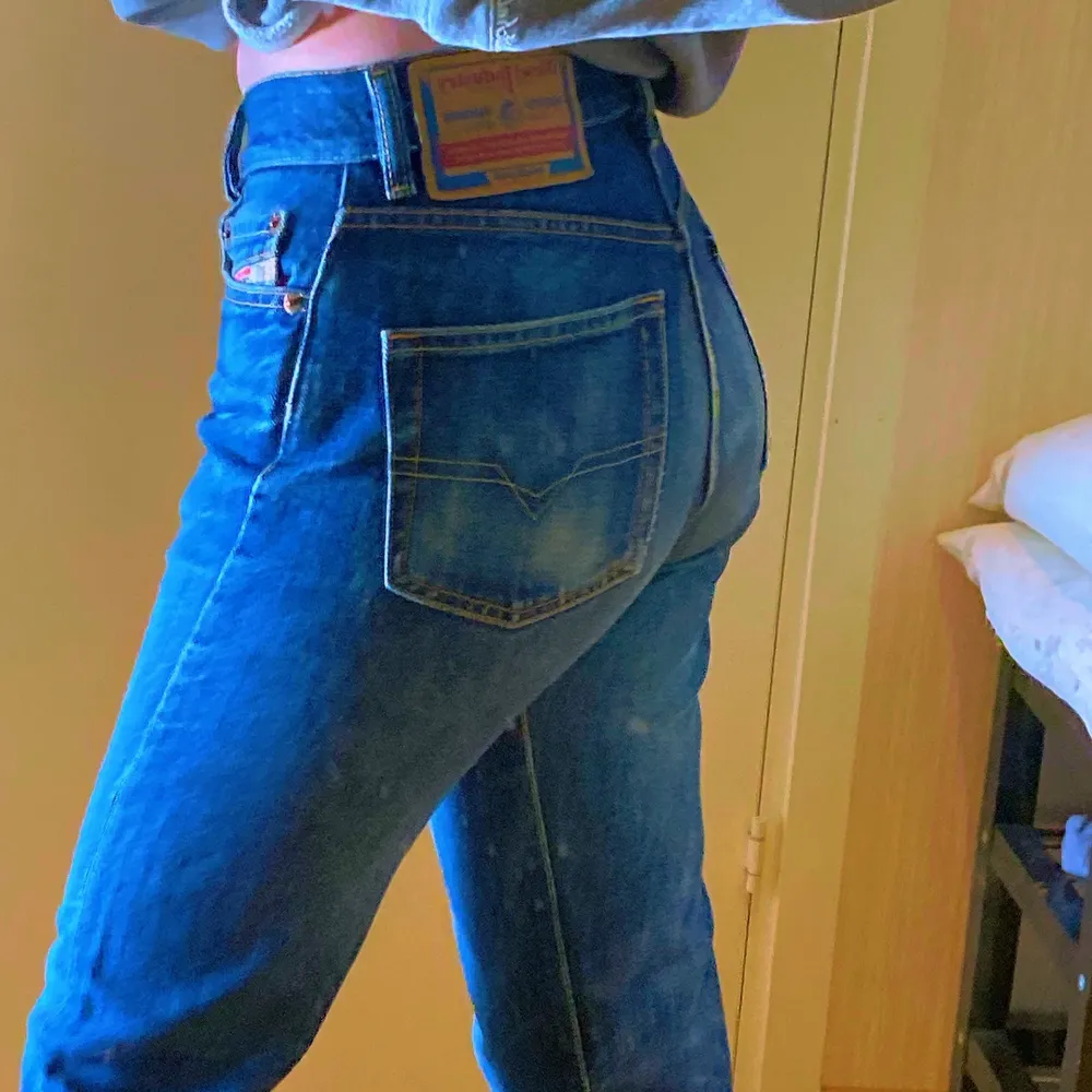 Midwaist straight diesel jeans som formar sig jättefint ! Sitter jätte bra runt midjan och rumpan😝 jag är 165cm och den går ner till anklarna på mig 💓💓. Farkut & Housut.