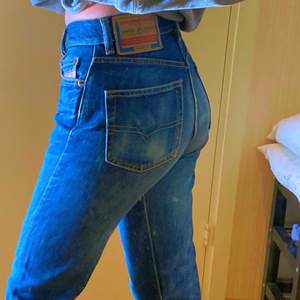 Midwaist straight diesel jeans som formar sig jättefint ! Sitter jätte bra runt midjan och rumpan😝 jag är 165cm och den går ner till anklarna på mig 💓💓