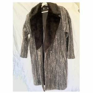 Kappa med pälskrage - Kappa med fakepälskrage från H&M. Älskar men säljer pga för liten för mig. Står ej storlek men skulle säga att den passar XS-S beroende på hur du vill att den ska sitta. Går till knäna på mig som är 175 lång. 