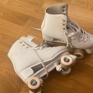 rullskridskor  - storlek 40. priset kan diskuteras och original priset är 500kr