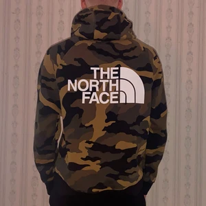 Northface Hoodie - Militärgrön Northface hoodie som jag inte använder längre. Har haft denna tröja i ca ett år. Inga skador eller liknande på den. Fungerar på både killar och tjejer