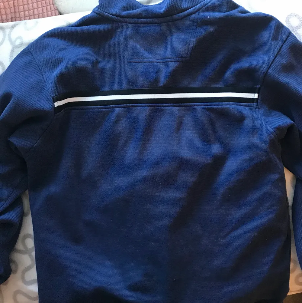 Nike unisex vintage hoodie som jag köpt secondhand men jag vill ha den lite mer oversize därför säljer jag. Tröjan är XL i barnstrl som är ungefär som en S. Jag är strl M vanligtvis.💙💙. Tröjor & Koftor.