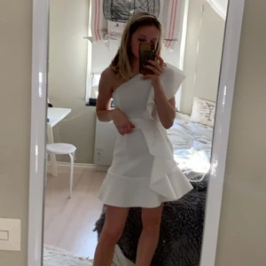 Vit klänning från asos! - Super fin klänning från asos, perfekt till studenten!! Storlek 32, aldrig använd endast testad!💕💕🎉