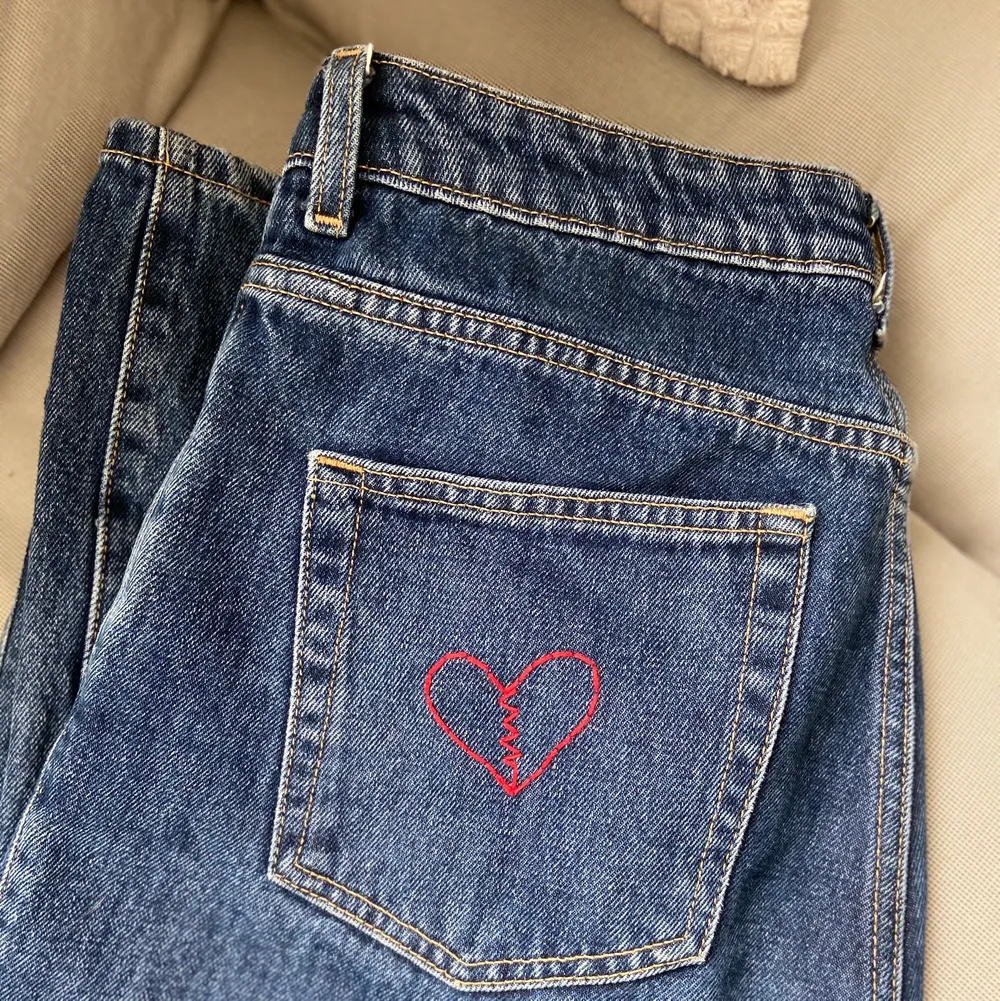 Säljer mina superfina rowe jeans från Weekday då dom tyvärr blivit för små:(( Har själv broderat ett brustet hjärta på ena fickan men går att sprätta bort för den som vill! Använda en del gånger men fortfarande i superfint skick! Storlek W28L32 . Jeans & Byxor.