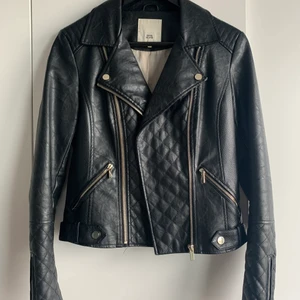 Skinnjacka (fake)  - Från river island - storlek 8 - passar S ;) 