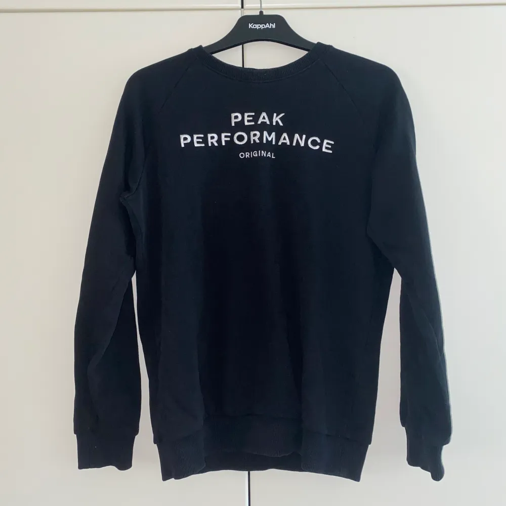 Säljer en peak performance tjock tröja i för endast 250kr+frakt. Den är i bra skick och endast använd ett par gånger. Kontakta vid intresse ❤️. Tröjor & Koftor.