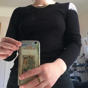 Svart långärmad basic topp/tröja - Svart långärmad ribbstickad tröja från hm, bra basplagg som man kan ha till vad som! 