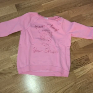 Tröja från H&M  - En super fin tröja från H&M som jag köpte i Grekland. Den är för tjejer till 10-12 år (146-152).