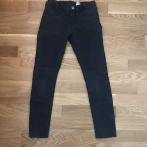 En par jeans från H&M för 9-10 år (140) som är helt ny. Den är både för sommar och vinter.