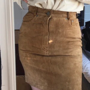 Brun mockakjol - Jättesnygg brun mockakjol köpt second hand, som jag tyvärr inte använder då den är lite för tajt för mig ☹️säljer även skjortan som jag har till på bilden, gå till min sida för att hitta den! 