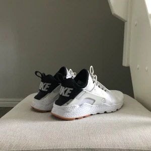 NIKE AIR HUARACHE vita sneakers storlek 38/39 - Nike sneakers i modellen huarache i storlek 39, men fungerar för mig som vanligtvis är en storlek 38. Köpta i Florida för 1 300 kr. Fint använt skick! Tyget har blivit lite ljusgrått på vissa ställen och sulan lite ljusgul, men inget man tänker på.   Avhämtning i Tyresö eller på Södermalm om så önskas!Kan också mötas upp i Stockholm. Annars skickar jag med postnord! Ansvarar ej för postens slarv.