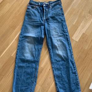 Säljer mina blåa Levis jeans (ribcage straight) storlek 27 knappt använda 