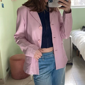 Jacka - Ljusrosa vårjacka, köpt på humana. Färgen är som de första två bilderna.