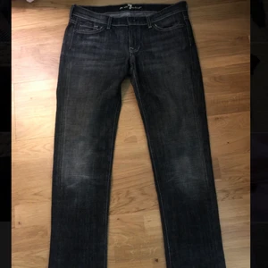 Låg midjade jeans - Nypris: 400, storleken står inte och minns inte men jag är ca 158 och passar bra på mig i längden.