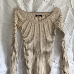 Beige tröja - Beige tröja från ginatricot storlek M. Bred v-ringning som sitter så fint på kroppen! 