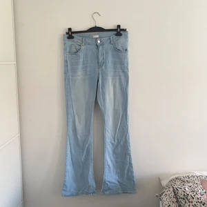 Blåa jeans från Gina tricot  - Blåa jeans från Gina tricot. Priset kan diskuteras vid intresse. Önskas fler bilder, kontakta mig💕