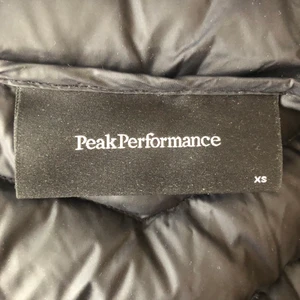 Peak performance dun jacka stl xs  - Cool jacka från peak performance, använd ett fåtal gånger. Äkta dun jacka så kan komma något enstaka dun från den. Storlek XS men passar på mig som har S/M. Nypris 2356 kr, priset kan diskuteras😁