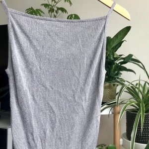 Glittrigt 90-tals linne - Jättefint glittrigt 90-tals/ Y2K-linne från sisley. Tyget har ”invävvävfa glittertrådar” så det är inte löst glitter som släpper från tyget.