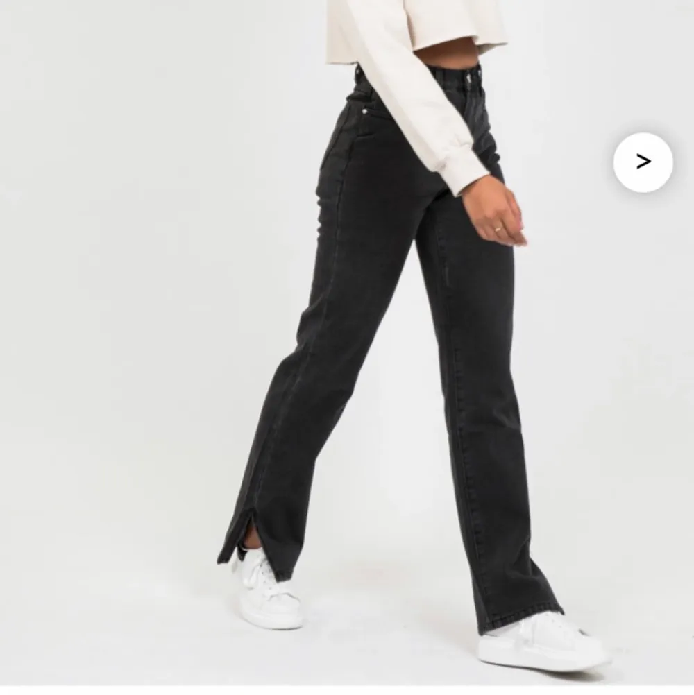 Säljer mina nya jeans från outfitbook i storlek 36. Dom har en split längst ner på byxorna. Använda 2ggr. Jeans & Byxor.