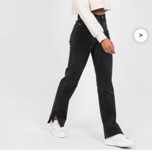 Säljer mina nya jeans från outfitbook i storlek 36. Dom har en split längst ner på byxorna. Använda 2ggr