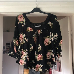 Fin blus  - Fin blus säljes pga växt ur. Använd ca 3 gånger.