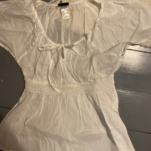 vit blus - Säljer denna jättegulliga vita blusen som ger mig lite fairy-vibes. Supertunna och skön till sommaren. Möts upp i Gbg eller så betalar köpare frakten❤️