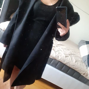 varm kappa - Säljer min kappa i storlek XS (men passar S), köpt på HM förra vintern och använd bara en månad. Kappan är ganska varm och i jättebra skick, kär en super fin päls och luvan! Säljer på grund av den är för stor för mig.