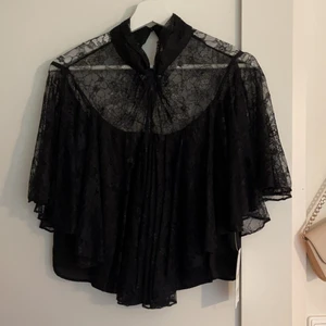 Zara blus  - En helt ny zara blus som aldrig har kommit till användning. Den är jätte fin men tyvärr har den aldrig kommit till användning där av säljer jag den. Mitt pris är 100 kr. Köpare står för frakt!!