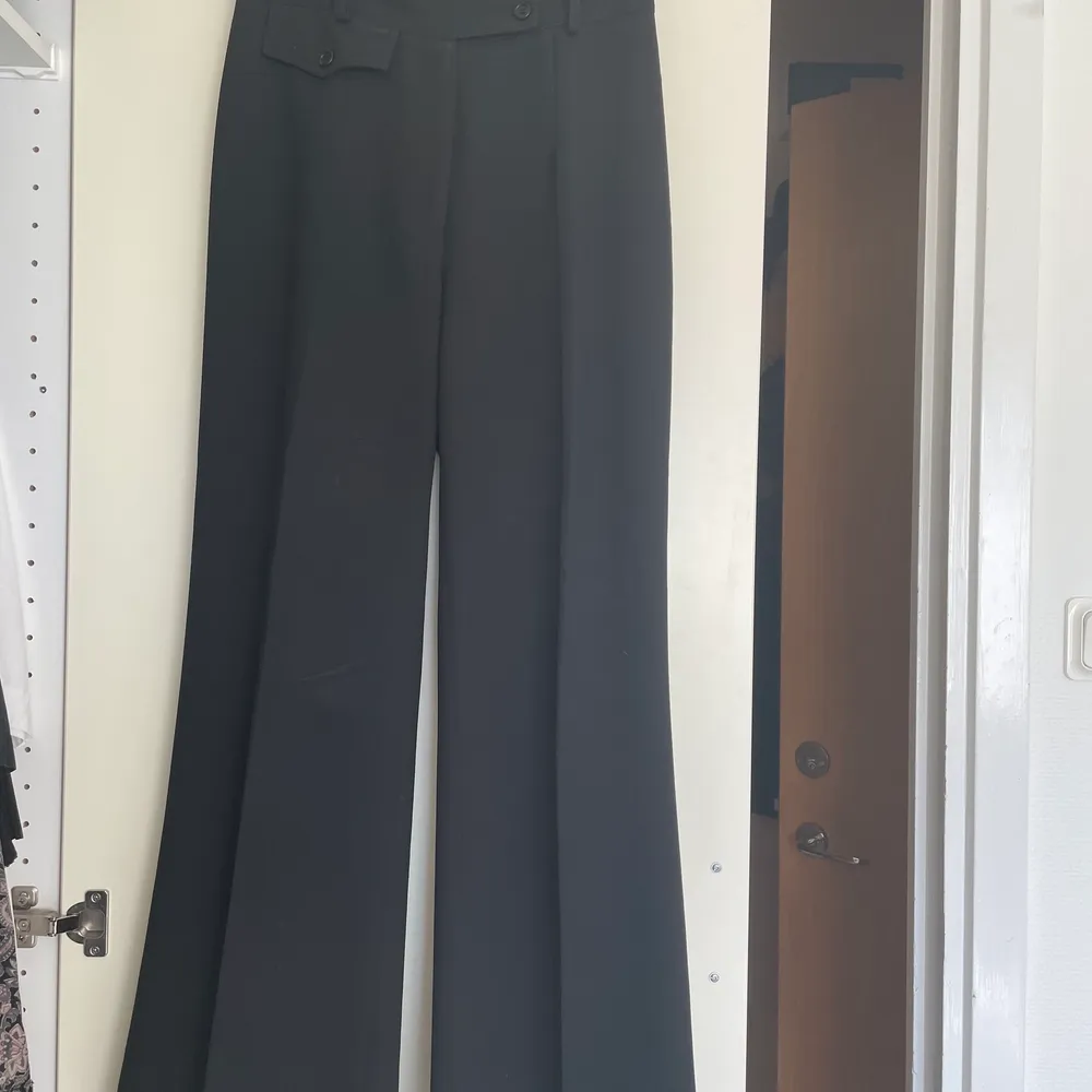 Svarat kostymbyxor från märket Anna Holtblad. Det är lagom långa för mig som är ca 1,60 m. De är väldigt högmidjade och sitter väldigt fint. Köparen står för frakten. . Jeans & Byxor.